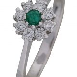 Diamantring i hvitt gull med 0,30 tw/si diamanter og smaragd.